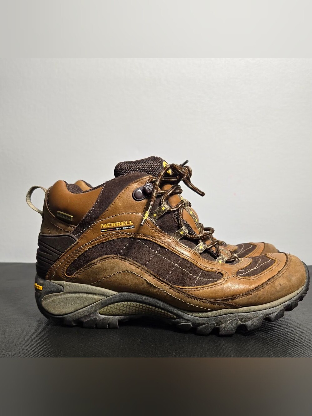 Merrell Women’s Brown Leather Waterproof Vibram Sole Hiking BootsWomen Size 9.